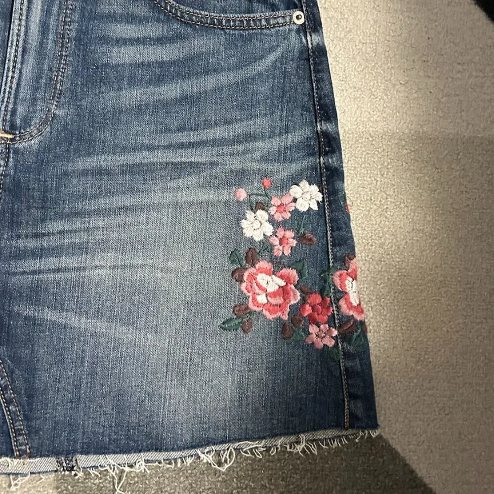 NWT‎ Express Floral Embroidered Raw Hem Jean Denim Mini Skirt Women's Size 6